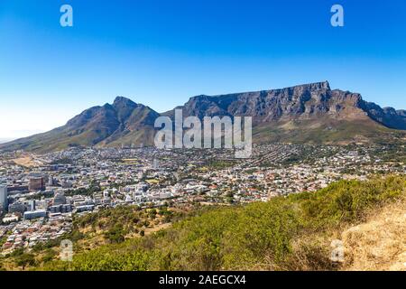 Vue sur la ville du Cap, Devil's Peak et la montagne de la table de Signal Hill lors d'une journée ensoleillée, Afrique du Sud Banque D'Images