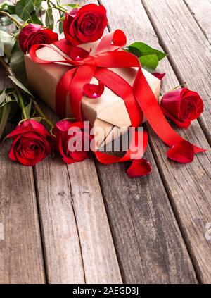 Cadeaux Saint Valentin et roses rouges sur une surface en bois rustique avec copie espace Banque D'Images