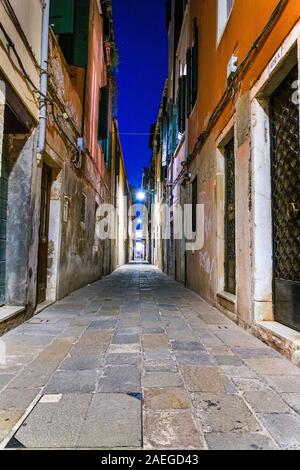 Venise, Italie - 30 Sep 2018 : rues étroites de Venise lors d'une mystérieuse nuit Banque D'Images