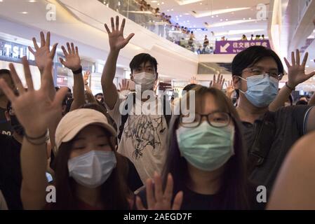 Septembre 21, 2019, Hong Kong, Chine : Des manifestants sur le geste cinq exigences de Yoho Mall, Yuen Long pendant les manifestations..Malgré la très controversée Loi sur l'extradition qui a suscité les protestations d'être formellement retirée, les manifestants continuent de demander aux Chef de la carrie Lam pour répondre à leurs demandes restantes, qui comprend le suffrage universel complet, une enquête indépendante sur la brutalité policière, la rétraction du mot 'riotingâ€™ pour décrire les manifestations, et la suppression de toutes les charges contre les manifestants arrêtés. (Crédit Image : © Oliver Haynes/SOPA des images à l'aide de Zuma sur le fil) Banque D'Images