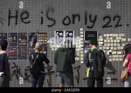 Le 9 novembre 2019, Hong Kong, Chine : les gens se rassemblent à un sanctuaire de fortune pour pleurer la mort d'étudiants universitaires Alex Chow, qui est mort à la suite d'une chute dans un parking après aurait été tentant de fuir les gaz lacrymogènes tirés par la police pendant les manifestations..Malgré la très controversée Loi sur l'extradition qui a suscité les protestations d'être formellement retirée, les manifestants continuent de demander aux Chef de la carrie Lam pour répondre à leurs demandes restantes, qui comprend le suffrage universel complet, une enquête indépendante sur la brutalité policière, la rétraction du mot 'riotingâ€™ pour décrire la prote Banque D'Images