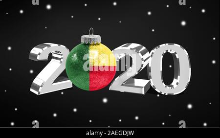 Bonne année 2020, d'un drapeau du Bénin sur un jouet de Noël, décorations isolé sur fond sombre. Noël créatif concept. Banque D'Images