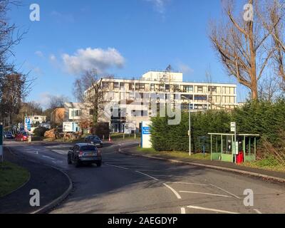 De 0001 sous embargo mardi 10 décembre une vue générale de l'Hôpital de St Pierre près de Chertsey, dans le Surrey. Une étude réalisée par l'agence de presse AP a trouvé les hôpitaux ont fait plus de 254 millions d ? ?de parking en 2018/19, avec Ashford et St Peter's Hospitals NHS Foundation Trust ? ?charge 3.50 pour un séjour d'une heure. Banque D'Images