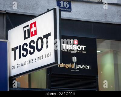 Vienne, Autriche - le 6 novembre 2019 : Tissot logo sur leur boutique à Vienne. Tissot est un horloger suisse de luxe célèbre pour chronographes et w Banque D'Images