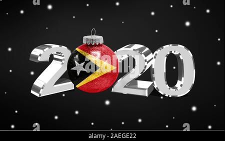 Bonne année 2020, d'un drapeau du Timor oriental sur un jouet de Noël, décorations isolé sur fond sombre. Noël créatif concept. Banque D'Images