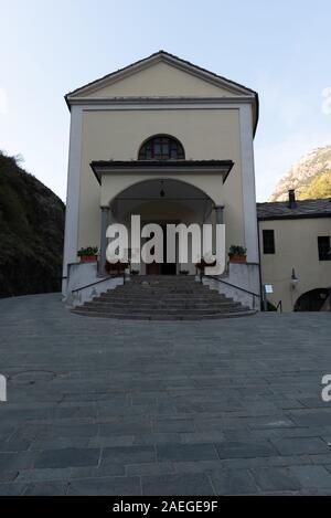 Vue de face d'une petite église de montagne dans la municipalité de Bard, vertical image Banque D'Images