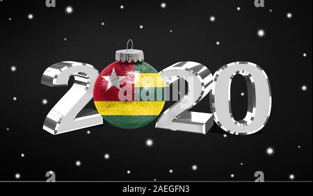 Bonne année 2020, d'un drapeau du Togo sur un jouet de Noël, décorations isolé sur fond sombre. Noël créatif concept. Banque D'Images