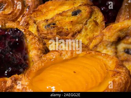 Petits pains de pâte feuilletée sur les étagères de boulangerie Banque D'Images