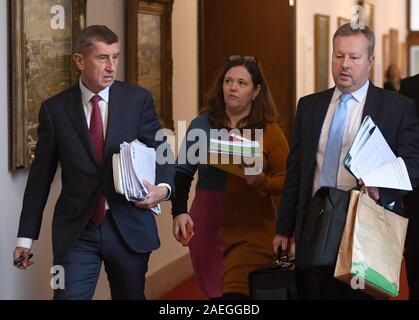 Prague, République tchèque. 09Th Dec, 2019. Le premier ministre tchèque Andrej Babis, gauche, et le ministre de l'environnement Richard Brabec, droite, venir à une réunion du gouvernement à Prague, en République tchèque, le 9 décembre 2019. Photo : CTK Michal Krumphanzl/Photo/Alamy Live News Banque D'Images