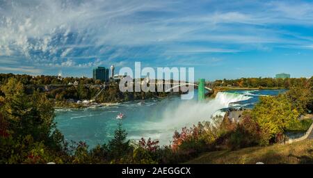 Niagara Falls est un groupe de trois chutes d'eau à l'extrémité sud de la gorge du Niagara, entre la province canadienne de l'Ontario et l'État américain du New Yo Banque D'Images