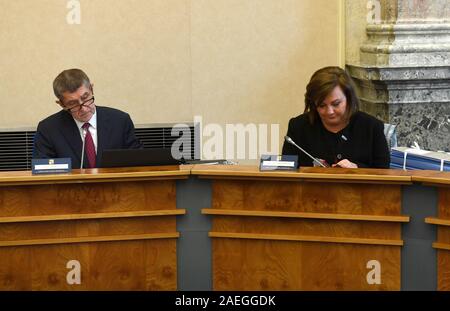 Prague, République tchèque. 09Th Dec, 2019. Le premier ministre tchèque Andrej Babis, gauche, et le ministre des Finances, Alena Schillerova, droite, assister à une réunion du gouvernement à Prague, en République tchèque, le 9 décembre 2019. Photo : CTK Michal Krumphanzl/Photo/Alamy Live News Banque D'Images