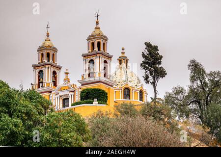 Célèbre, jaune - Eglise Notre Dame du remède sanctuaire construit au sommet de la Grande Pyramide de Cholula, Puebla, Mexique. Banque D'Images