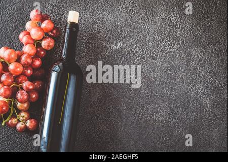 Bouteille de vin rouge avec grappe de raisins télévision lay Banque D'Images