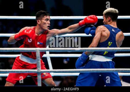 (191209) -- Manille, 9 décembre 2019 (Xinhua) -- James Palicte (L) des Philippines fait concurrence au cours de la Men's super-légers 64kg finale de boxe contre Van Hai Nguyen du Vietnam au Jeux de l'Asie du Sud-Est en 2019 à Manille, aux Philippines, le 9 décembre 2019. (Xinhua/Rouelle Umali) Banque D'Images