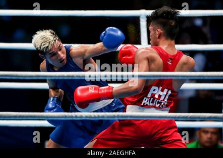 (191209) -- Manille, 9 décembre 2019 (Xinhua) -- Nguyen Van Hai (L) du Vietnam est en concurrence au cours de la Men's super-légers 64kg finale de boxe contre James Palicte des Philippines à l'Jeux de l'Asie du Sud-Est en 2019 à Manille, aux Philippines, le 9 décembre 2019. (Xinhua/Rouelle Umali) Banque D'Images