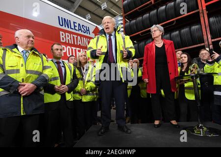 Ancien député travailliste, Gisela Stuart (à droite) est à l'écoute de premier ministre Boris Johnson parle au cours d'une visite à Ferguson à Washington, Transport Tyne & Wear, tandis que sur la campagne électorale générale trail. Banque D'Images