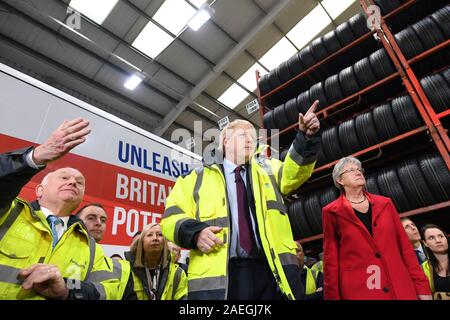 Ancien député travailliste, Gisela Stuart (à droite) avec le premier ministre Boris Johnson comme il répond à des questions au cours d'une visite à Ferguson à Washington, Transport Tyne & Wear, tandis que sur la campagne électorale générale trail. Banque D'Images