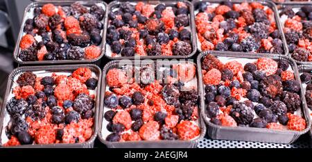 Rend l'été les gâteaux avec les baies fraîches, framboises et mûres de cerises et de cassis. Un délicieux dessert. L'industrie alimentaire traditionnelle, Banque D'Images