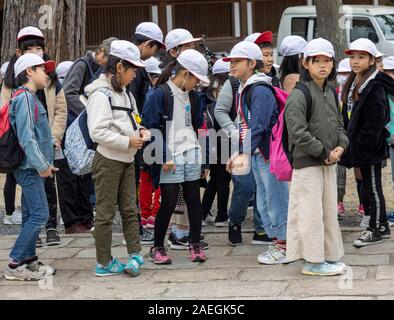 Les enfants de l'école sur l'excursion, Nara, Japon Banque D'Images