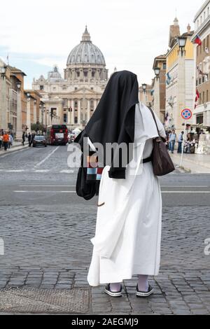 Rome, Italie - Oct 05, 2018 : les touristes d'admirer la vue magnifique sur la cathédrale de Saint Pierre de la Via della Consiliazione à Rome Banque D'Images