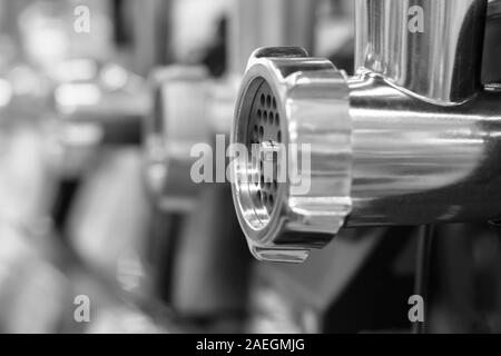 Brillant d'un tube de métal hachoir à viande électrique. Vue de côté. Tourné en noir et blanc. Banque D'Images