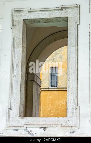 Rome, Italie - Oct 05, 2018 : porte voûtée dans un ancien édifice romain Banque D'Images