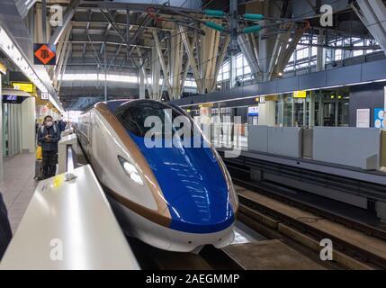 Le train à grande vitesse (Shinkansen), la Gare de Kanazawa, Japon Banque D'Images