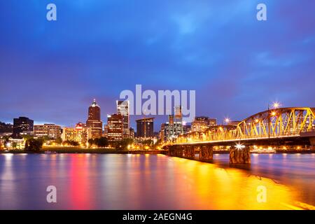 L'horizon de Portland, Oregon, la nuit. Photographié à partir de l'autre côté de la rivière Willamette. Banque D'Images