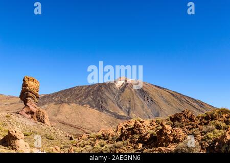 Roque Cinchado derrière plus haut sommet dans un cadre ensoleillé et très clair dans le Parc National de Teide. 13 avril, 2019. Santa Cruz de Tenerife Espagne Afrique. Trave Banque D'Images