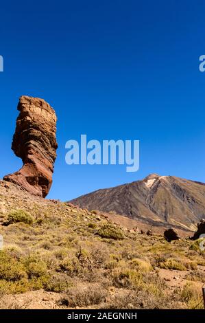 Roque Cinchado derrière plus haut sommet dans un cadre ensoleillé et très clair dans le Parc National de Teide. 13 avril, 2019. Santa Cruz de Tenerife Espagne Afrique. Trave Banque D'Images