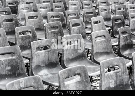 Des rangées de chaises gris vide sous la pluie, l'arrière-plan. Banque D'Images