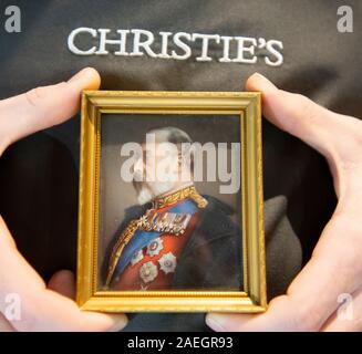 Christie's, Londres, Royaume-Uni. 9 décembre 2019. Propriété de la Collections de Leurs Altesses Royales le duc de Gloucester aperçu vente comprenant 217 lots, les estimations allant de £300-£100 000, y compris un large éventail d'objets d'art, de meubles et objets de vitrine pour la céramique, argent et verre, horloges, livres et peintures. La vente a lieu le 13 décembre. De droit : l'un d'un groupe de sept Miniatures de Royal sitters. Estimation : $1,000-1,500. Credit : Malcolm Park/Alamy Live News. Banque D'Images