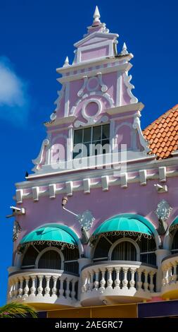 Gros plan du Royal Plaza Mall, Lloyd G. Smith Boulevard et son architecture coloniale néerlandaise. Banque D'Images