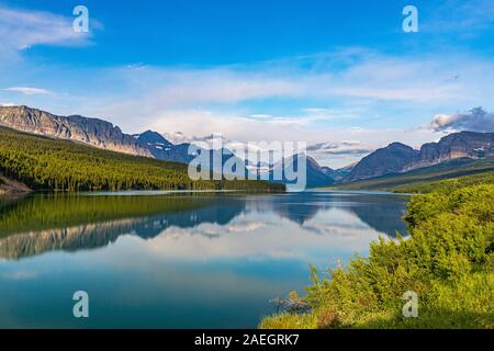 Lac Sherburne est un réservoir formé par le lac Sherburne barrage dans la région du Glacier de nombreux de Glacier National Park dans le Montana. Banque D'Images