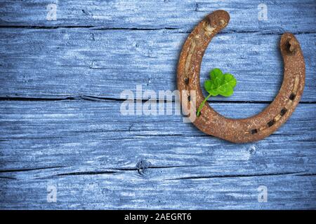 Tableau noir avec quatre feuilles de trèfle et fer à cheval Banque D'Images