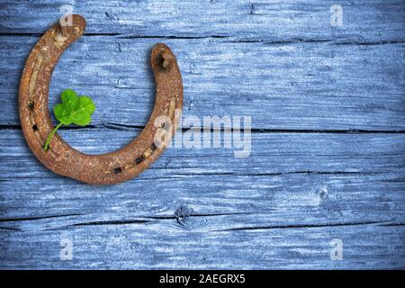 Tableau noir avec quatre feuilles de trèfle et fer à cheval Banque D'Images