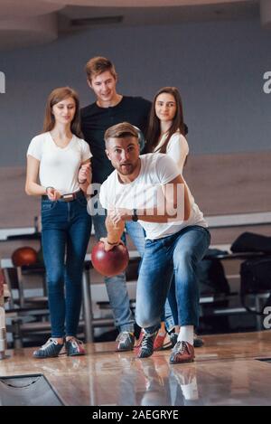 Vue de face. Young woman in a bowling club lors de leur week-end. Banque D'Images