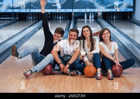 Des émotions positives. Young woman in a bowling club lors de leur week-end. Banque D'Images