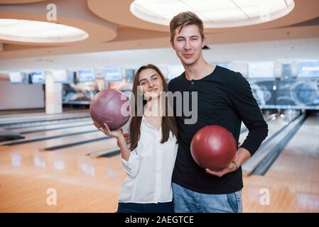 Grande salle. Young woman in a bowling club lors de leur week-end. Banque D'Images