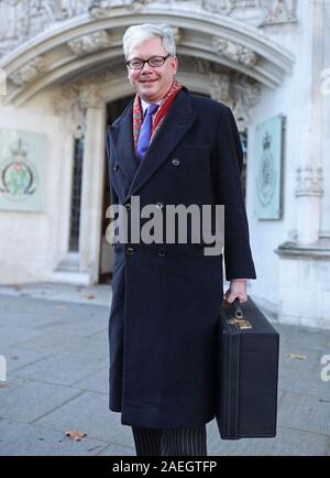 Charles Villiers en dehors de la Cour suprême de Londres, où lui et son ex-épouse Emma Villiers, qui vivaient ensemble près de Dumbarton avant de séparer, en désaccord sur la question de savoir si leurs arguments au sujet de l'argent devrait être mis en scène dans un tribunal écossais ou anglais de la Cour Suprême du Royaume-Uni. Banque D'Images