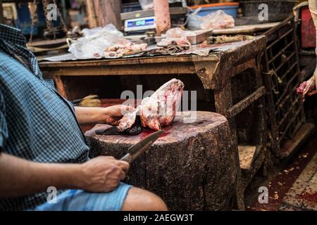 Une tête de mouton dans la zone de marché boucher Hogg à Kolkata, Bengale occidental, Inde. Banque D'Images