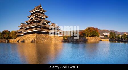 Le Château de Matsumoto (Matsumoto-jo, 松本城) dans la ville de Matsumoto, Japon en fin d'après-midi du soleil. Banque D'Images