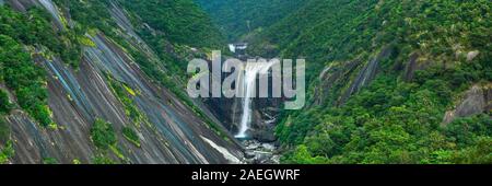 L'Senpiro Falls (Senpiro-no-taki, 千尋の滝) sur le sud de l'île de Yakushima (屋久島), au Japon. Banque D'Images