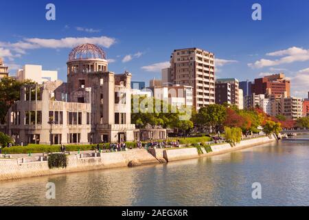 Le dôme de la bombe atomique (原爆ドーム) le long de la rivière à Hiroshima sur un après-midi ensoleillé de l'automne. Banque D'Images