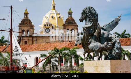 Vue rapprochée de la statue de Pégase au quai à carthagène avec l'église de Saint Pierre Claver (Iglesia de San Pedro Claver) comme arrière-plan Banque D'Images