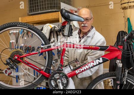 Detroit, Michigan - Un homme nettoie une bicyclette, l'un des milliers de vélos d'occasion que le prêt de vélos 4 Kidz recueille chaque année, les réparations, et donne à l'enfant Banque D'Images