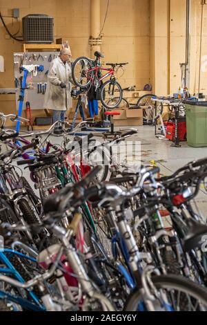 Detroit, Michigan - un homme fait les réparations sur un vélo, l'un des milliers de vélos d'occasion que le prêt de vélos 4 Kidz recueille chaque année, les réparations, et donne à awa Banque D'Images