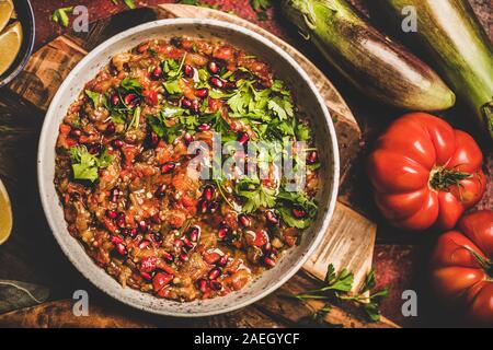 Babaganoush trempette avec du persil frais, graines de grenade et de citron Banque D'Images