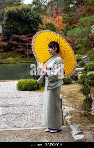 Modèle féminin posé au temple bouddhiste Zen Tenryū-ji, Kyoto, Japon Banque D'Images