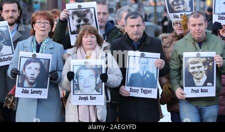 Membres de la famille à l'extérieur des tribunaux Laganside à Belfast tenir des images de certains de ceux qui ont été tués dans des circonstances contestées au cours de trois jours entre le 9 août et 11 août 1971. Banque D'Images